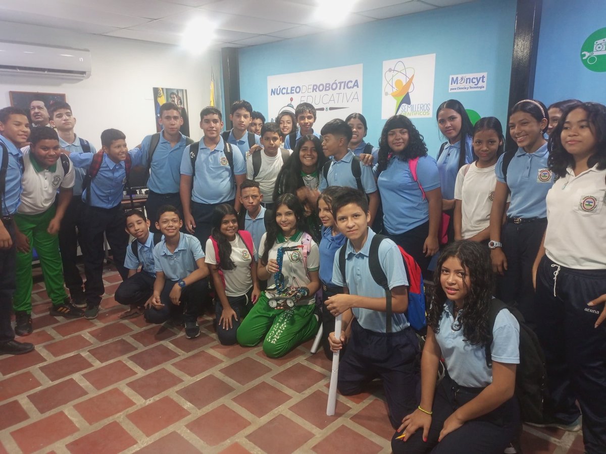 INFOCOMBAR's tweet photo. El #21Feb l En las instalaciones del Infocentro "Lirio Segura" @InfocentroLirio  la formación de robótica que contó con la participación 10 niños y 21 niñas el acompañamiento de 2 docentes  y estudiantes de la UE. Generalísimo Ignacio Pulido Pumar.

#ProducirParaVencer https://t.co/22eLVXMfyf
