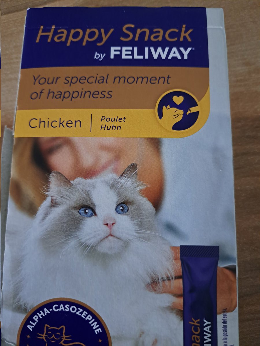 wusste gar nicht, dass es von #Feliway auch #Snacks gibt #katzenbubble #cattreats #treats