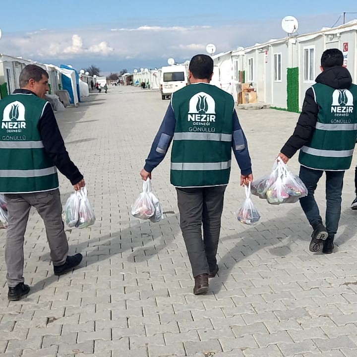 NezirDernegi's tweet image. Gönüllerde umut tohumlarının yeşermesi ve yüzlerde tebbessüm olmak için gönüllü ekiplerimizle sahadayız.

Nezir, Malatya konteyner kentte aile ve çocuklara hediyeler verdi.

Bağışlarınızla destek olmak için 👇 

nezir.org/bagis/genel-ba…

☎ 0 216 420 76 76

#Yardımlaşma