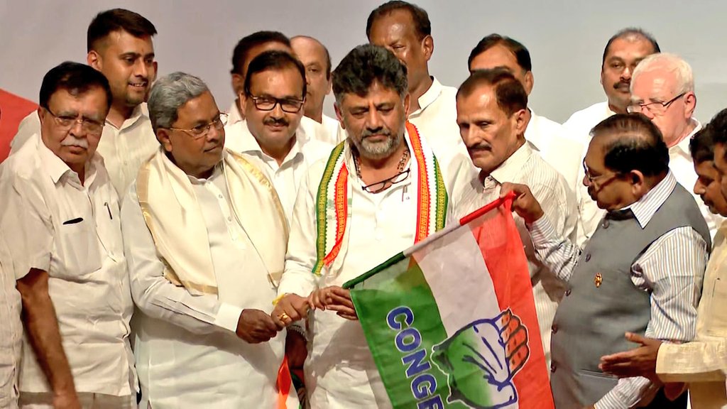 KARNATAKA BREAKING:

Former MP Muddahanumegowda quits BJP & rejoins Congress alongwith thousands of supporters.

He has a massive influence in Tumkur & had won with over 75000 votes in 2014.

Big boost for Congress party in Karnataka, Tumkur seat more or less confirmed now 🔥