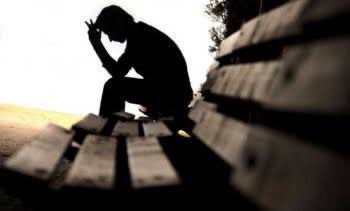 Her şeyi tek başına halletmiş olma güçlülügü, insanı bazen bir bankta hüngür hüngür ağlatıyor. Ardından, bir
kedinin başını okşarken bile mahzun bakryorsun etrafa. Çok güçlü olmak da
yenilmektir bazen. İnsan bazen, en dik yokuşları aşıp bir düzlükte yere yıkılabilir.