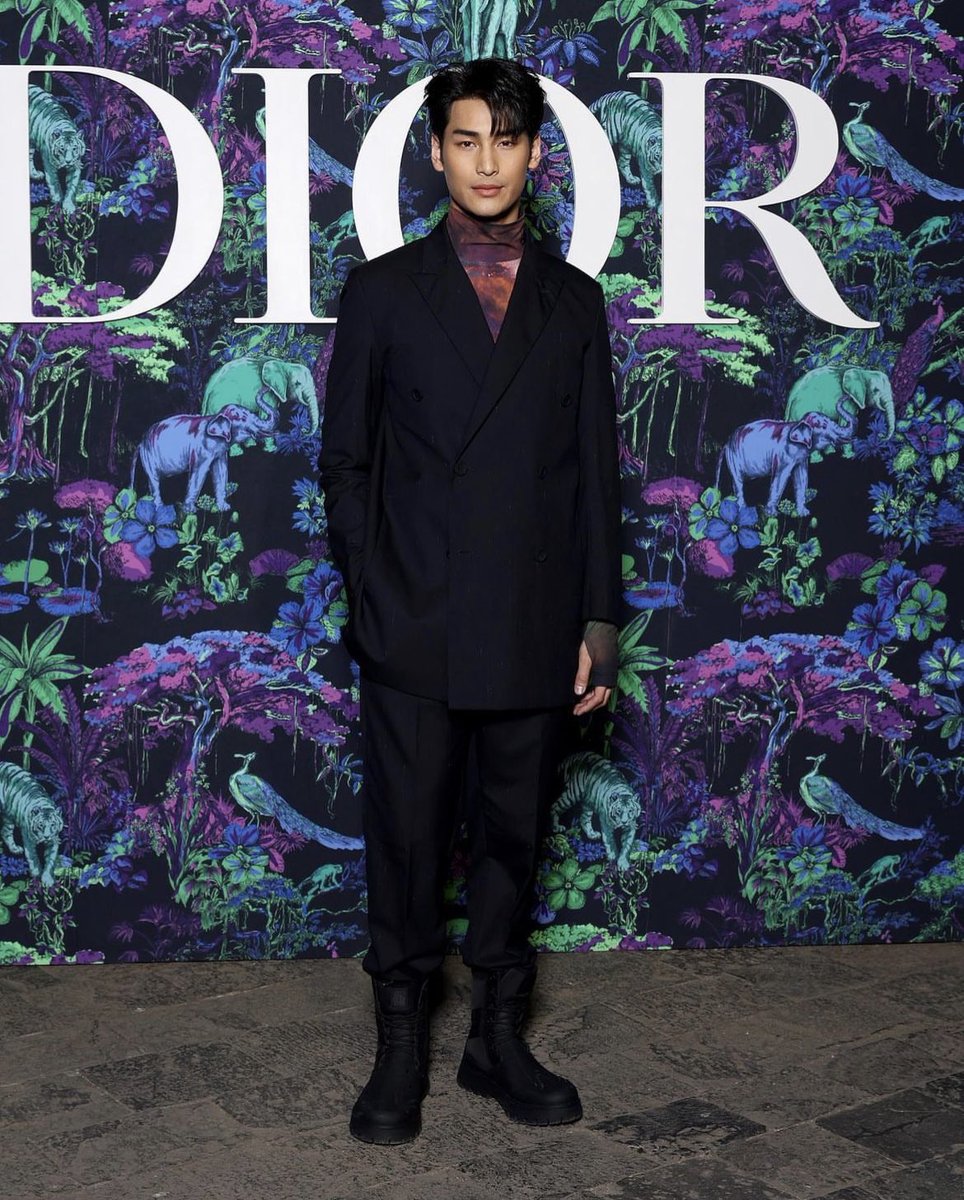 Cristia82691616's tweet photo. @voguebusiness Apo Nattawin shone with elegance at the Dior fashion show that took place in Mumbai.✨✨✨
@Dior @Nnattawin1 #ApoNattawin #DiorFall23 #DiorManFall https://t.co/e0pJzR7ciW
