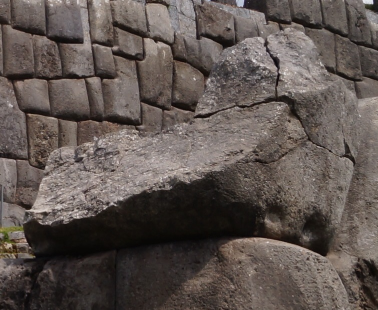 1/5 The work @LivingExtraord1 @WWolfProd @INCREDHISTORY is doing out in Peru, particularly the recent photos of Sacsayhuaman, reminded me of some of the oddities in that megastructure. Lets take a look at few examples, starting with splits blocks stacked on other blocks.