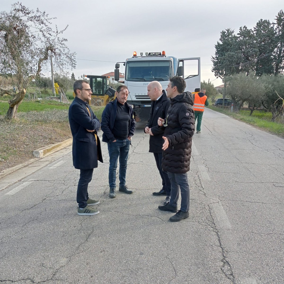 #cantieriaperti 🚧 SP 15 · Lavori di ripavimentazione in corso 🚧 nei territori del Comune di GIulianova e del Comune di Mosciano Sant'Angelo. Il sopralluogo questa mattina del presidente Camillo D'Angelo e del consigliere delegato al 1° nucleo viabile Luca Lattanzi.