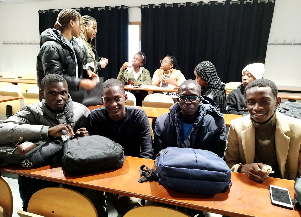 JGuyTroyes10's tweet photo. 📸Rencontre entre étudiants internationaux 🌎 et leurs "Buddy's" dans cadre lancement du parrainage étudiant ce midi à l'@UTTroyes . 🇲🇱 🇲🇷 🇯🇵 🇮🇪 🇩🇪 🇪🇸 🇨🇦 🇱🇻
De quoi conserver super souvenirs et bien s'intégrer à la vie étudiante #Troyenne! 🥮🥤
#UTTInternational #Buddy #Incoming https://t.co/zI7ltluP4W