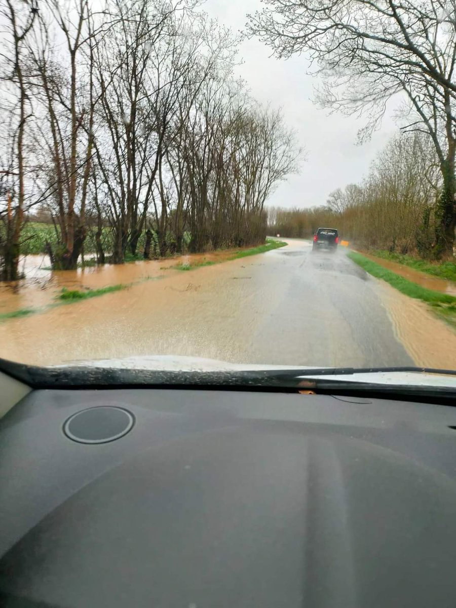 ⚠️ Route partiellement inondée dans le secteur de Saint Hermine en #Vendée 🌧️☔

<a href="/GWoznica/">Guillaume Woznica</a> <a href="/lavendeeinfo/">La Vendée Info</a> <a href="/KeraunosObs/">Keraunos</a>