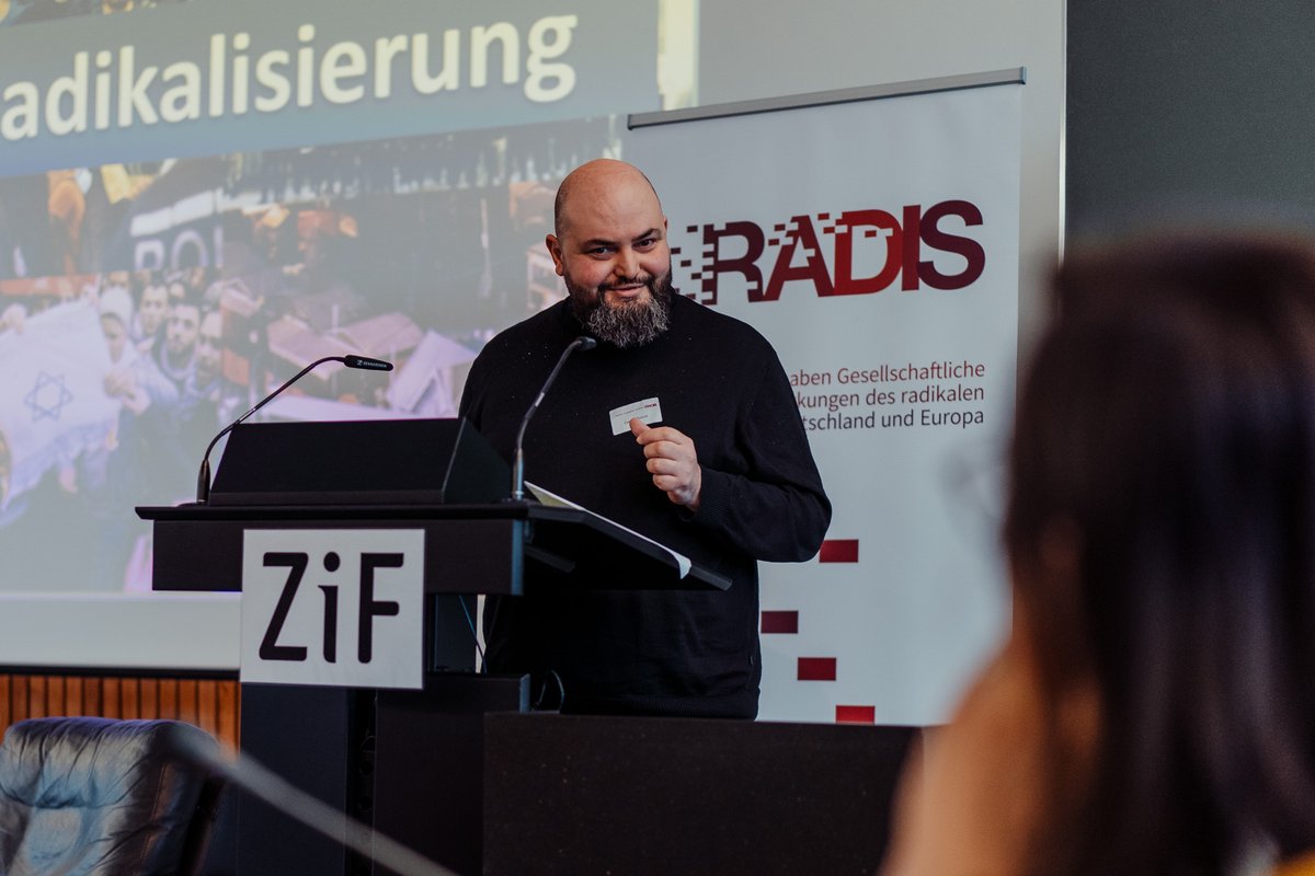 🚀Startschuss für unser erstes Panel: "„Wir“ vs. „die Anderen“ - Bedrohungswahrnehmungen &amp; ihre Rolle für gesellschaftliche Ausgrenzungsprozesse"
 Spannende Diskussionen erwarten uns!
@bmbf_bund <a href="/IKG_Bie/">IKG_Uni Bielefeld</a> <a href="/vpnderad/">Violence Prevention Network: @vpnderad.bsky.social</a> <a href="/PRIF_org/">PRIF</a>