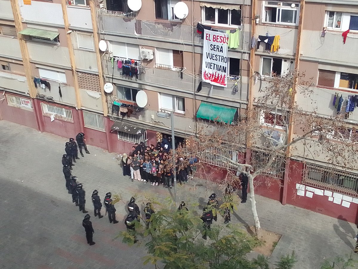 🔴 Avui una dotzena de persones dormiran al carrer

Han desnonat al Kalidou i els seus companys del pis on donaven aliment i allotjament a altres migrants sub-saharians en una nova militarització del barri 

Seguim ferms i convençuts de la força de la nostra classe unida 🧵