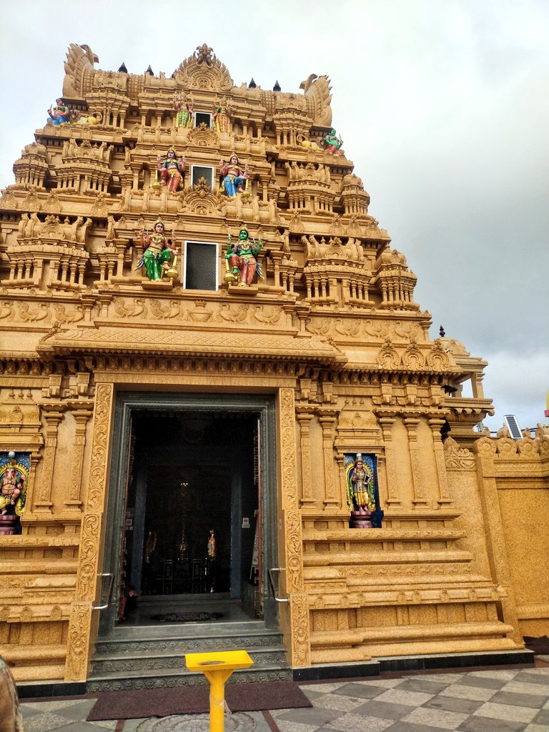 HelloIamHaris's tweet photo. இன்னைக்கு மலேசியா #Bahau வில் பார்த்த அழகான மாரியம்மன் கோவில் 🙏
மலேசிய தமிழர்கள் சேர்ந்து சிறப்பா,ரிச்சா கட்டி இருக்காங்க 👏❤️
ஹைலைட் இதுல பெரிய மேரேஜ் ஹாலும் சேர்ந்துருக்கு, இந்தியன் மணி 1.50L ல டைமன்ட் பேக்கேஜ்னு,1L ல கோல்ட் பேக்கேஜ்னு கல்யாணத்த நடத்தியும் தராங்க👌
#Malaysia https://t.co/EYaSbEde38