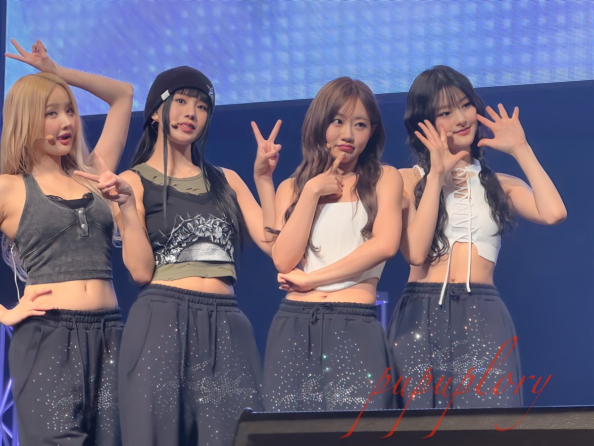 pupu_oppa's tweet photo. KISS_OF_LIFE
1st JAPAN FANMEETING
' HELLO_KISSY '
フォトタイム
NATTY
2部 3列目から
ポーズを募集するも全くそろわないうえに方向すらばらばらなキオプw
#KISSOFLIFE #KIOF #HELLOKISSY https://t.co/3iZonusnlt