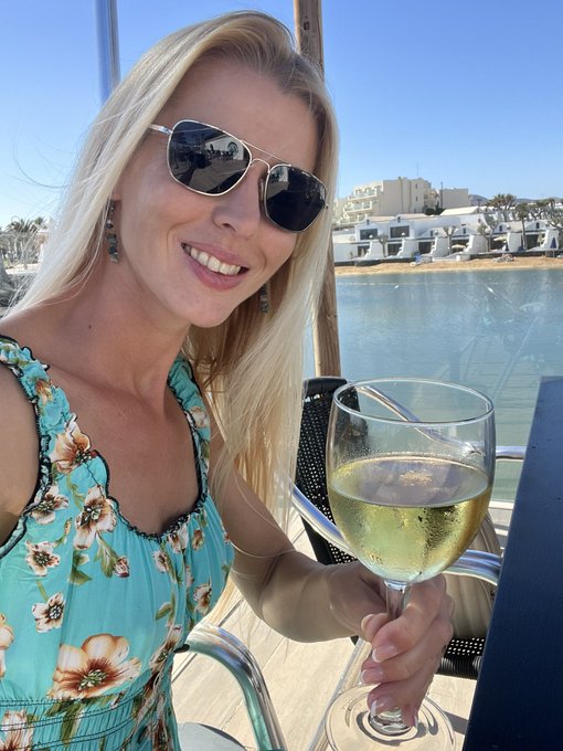 Cheers 😗 Today relax, tomorrow back to work! https://t.co/CFmtROs3r4