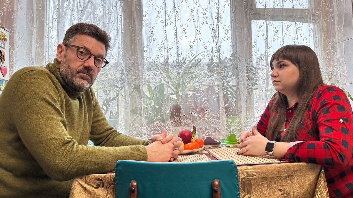 Sur la place Maïdan, Halyna, 26 ans, manifeste depuis octobre pour que son mari puisse être démobilisé. 14 mois de front sans rotation. Son frère aussi au front vient d’être amputé d’une jambe. L’interview d’Halyna par @IrigoyenWilliam samedi 24/02 dans Arte Reportage