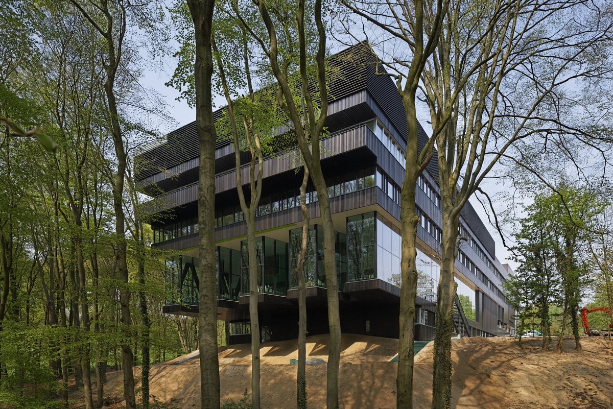 4Building's tweet photo. Een half jaar na de brand, is het hoofdgebouw van revalidatiespecialist Klimmendaal weer in gebruik. 4Building heeft Klimmendaal in dit proces bijgestaan met huisvestingsadvies, projectmanagement en (verhuis)coördinatie. #4Building #huisvesting #bouwadviseurs #Klimmendaal #zorg https://t.co/5jErDGxXM5