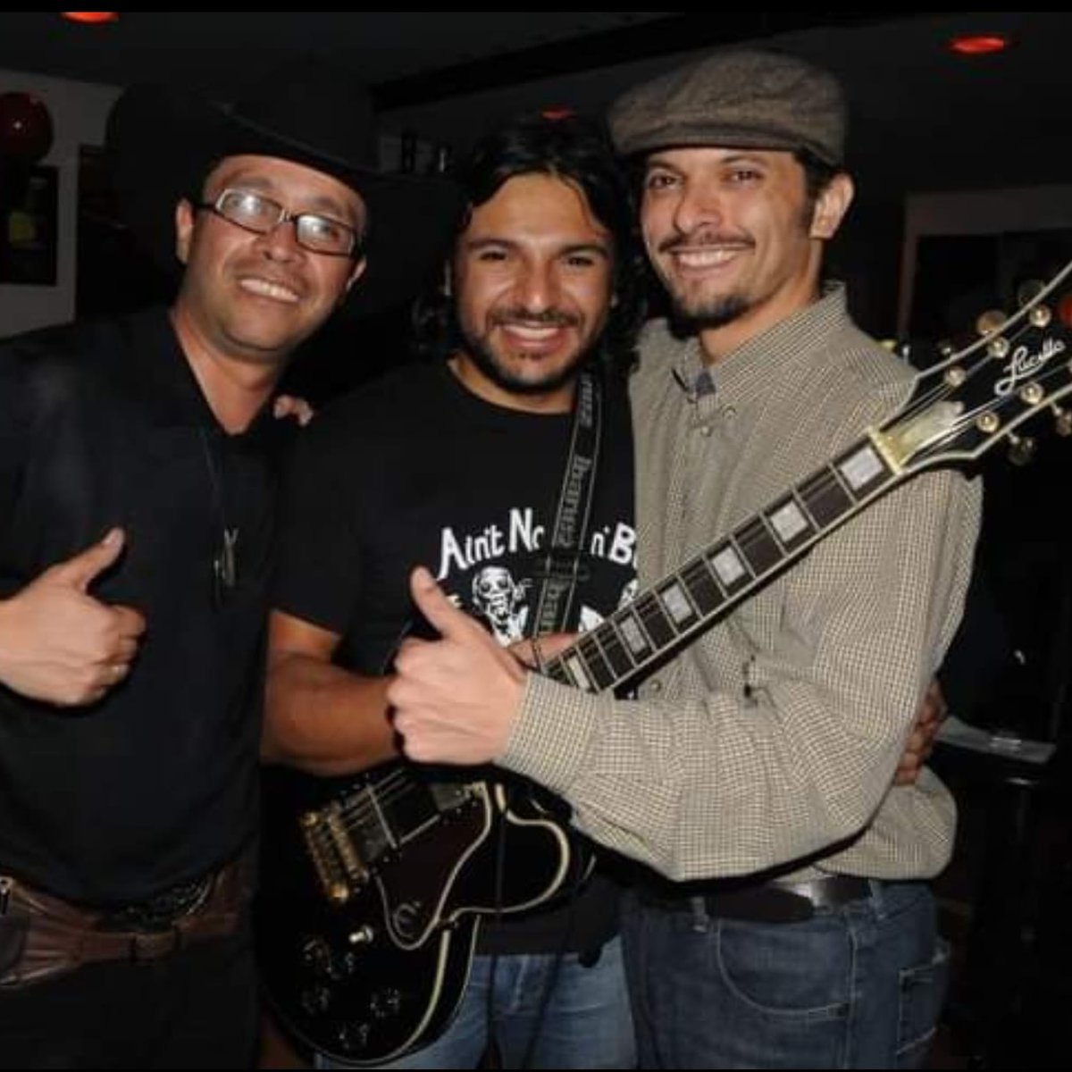 Diegocicleta's tweet photo. Como lo dije ayer, aunque salí de @elespectador, el #blues siempre me mantuvo unido a #Betto. Aquí estamos, hace 13 años, celebrando el aniversario 15 de @his https://t.co/lwNT3n2SzL