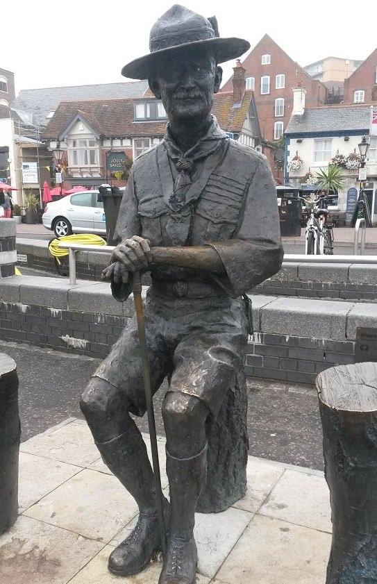 Sur l'île de Brownsea (Angleterre),où eu lieu le premier camp scout en 1907, s'élève la statue de #BadenPowell (1857-1941) 
La jeunesse du monde entier lui doit beaucoup

#ScoutsDay #Burundi