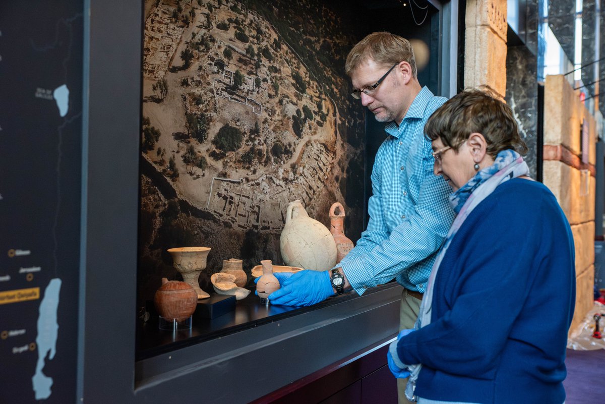 ArmstrongIBA's tweet image. Streaming live at 9 p.m. (Jerusalem time) is the world premiere exhibit of “Kingdom of David and Solomon Discovered.”
This free event features virtual reality tours, presentations and over 50 artifacts highlighting monumental Jerusalem.
Sign up at ArmstrongInstitute.org/exhibit-2024.…