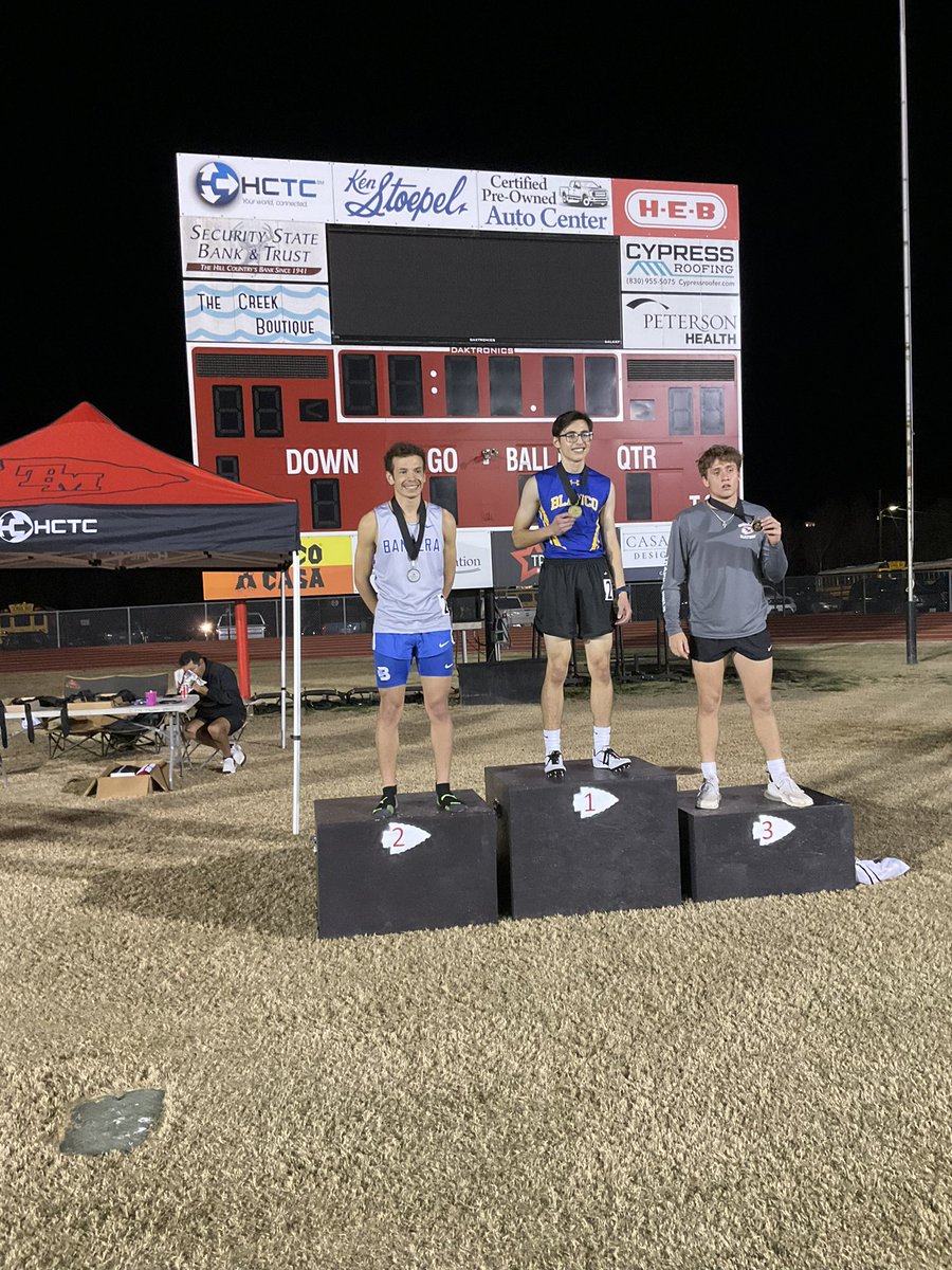 BanderaBTFXC's tweet photo. Track in back!
JV Boys finish 2nd
Varsity Boys finish 4th 
Varsity and JV boys got gold in the Sprint Relay! 

Many more podium finishes! https://t.co/Y8moydGvWp