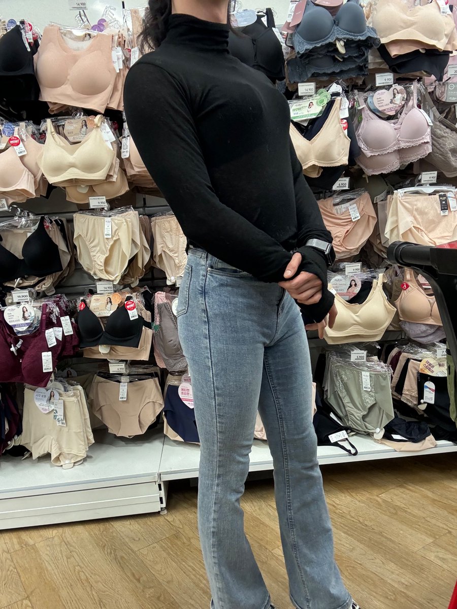 오늘은 이러고 장보다 여자화장실도 들어가도 아무도 모르더라><