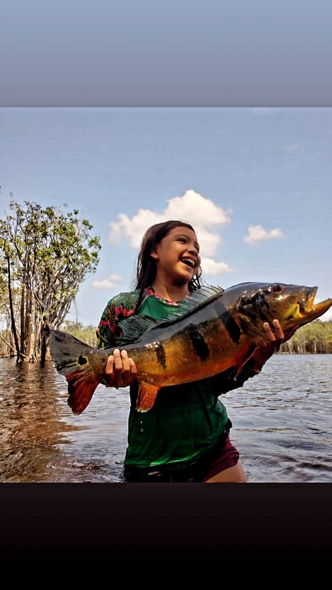 Minha sobrinha com um tucunaré açú (Teyá, Rio Negro/Am).