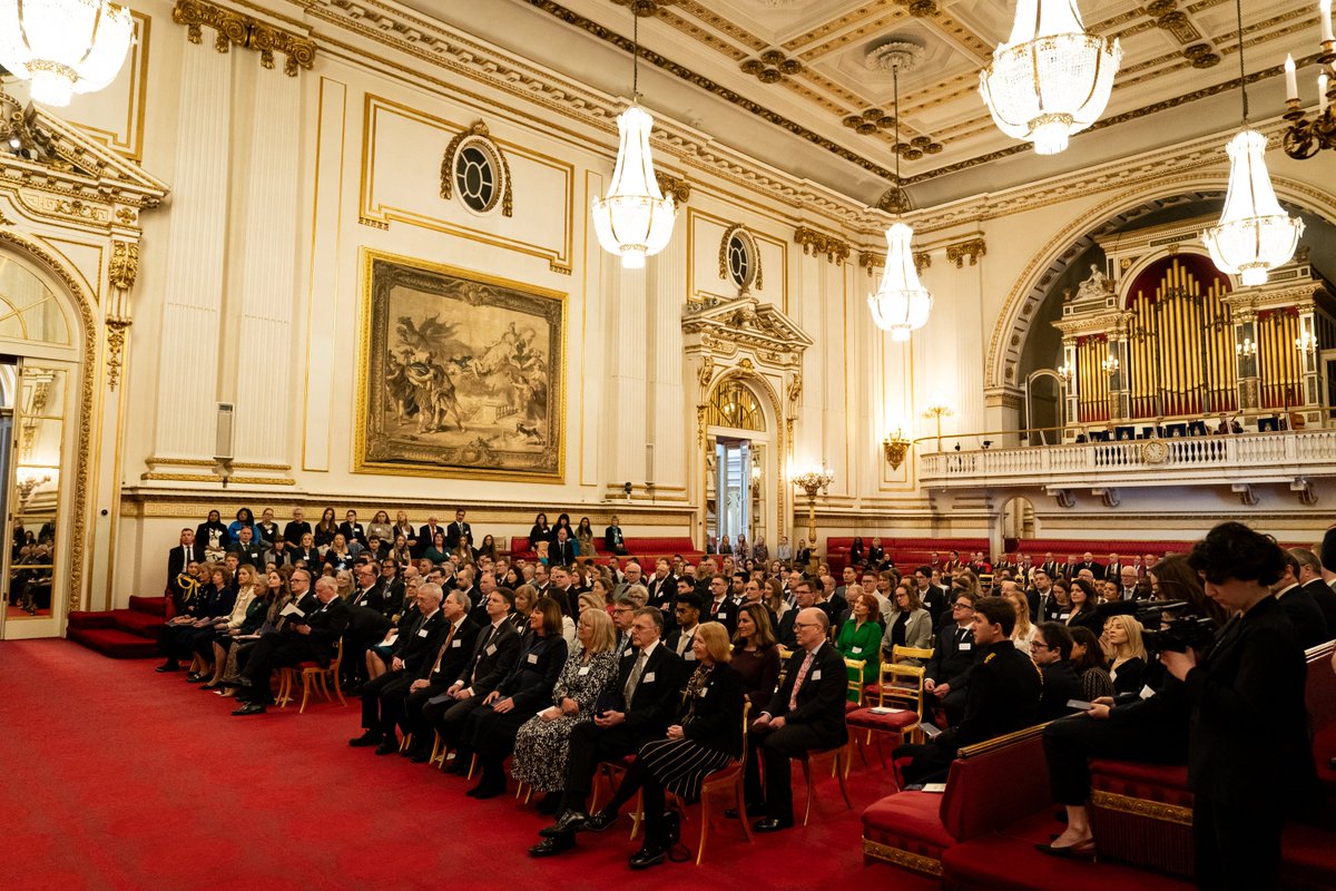 RoyalFamily's tweet photo. 🎓 Today at Buckingham Palace, The Queen presented @QAPrizes for higher and further education: the highest National Honour awarded to UK colleges and universities.

Since 1993, a total of 318 prizes have been awarded to 86 universities and 59 further education colleges.