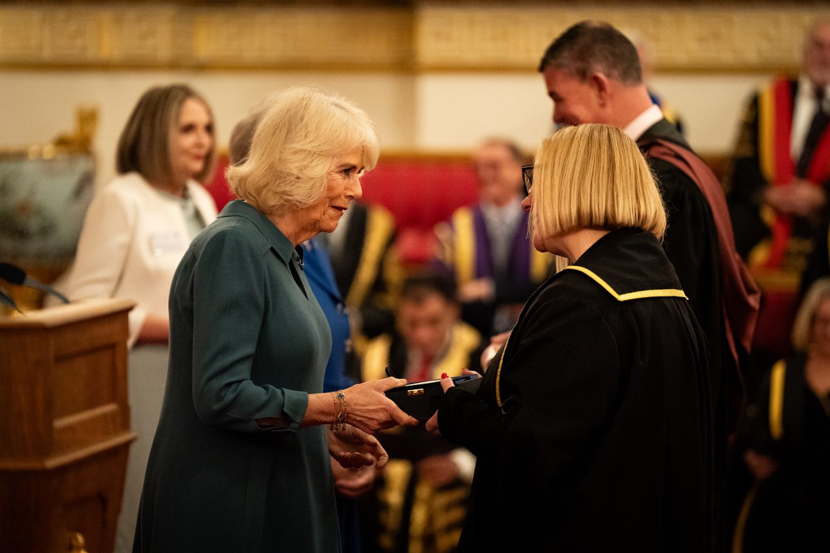 🎓 Today at Buckingham Palace, The Queen presented @QAPrizes for higher and further education: the highest National Honour awarded to UK colleges and universities. Since 1993, a total of 318 prizes have been awarded to 86 universities and 59 further education colleges.