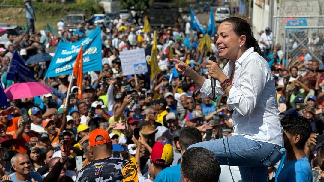 🇻🇪 ¡Pura organización ciudadana! En Maturín, lo que sólo sería una rueda de prensa, terminó en una asamblea con personas que se acercaron a escuchar a @MariaCorinaYA. ¡Venezuela ya decidió: va #HastaElFinal con María Corina! #ConVzla