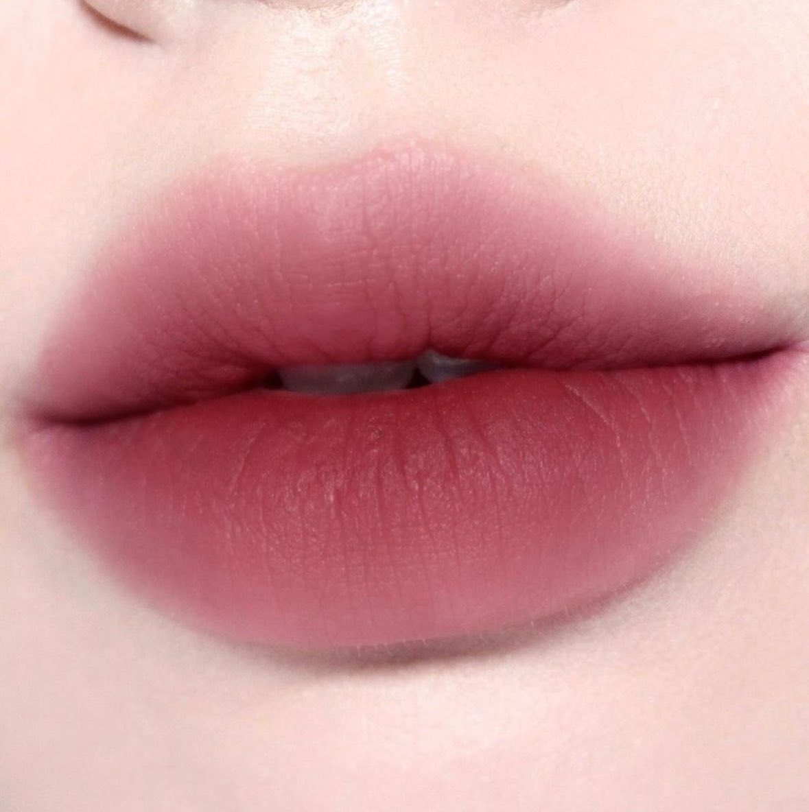 제발 이 브랜드가 저 블러틴트 모델로 이 쭈감자를 써 줬으면 좋겠어. 제발요. 제발.  모델 컷이랑 똑같은 입술을 가지고 있음