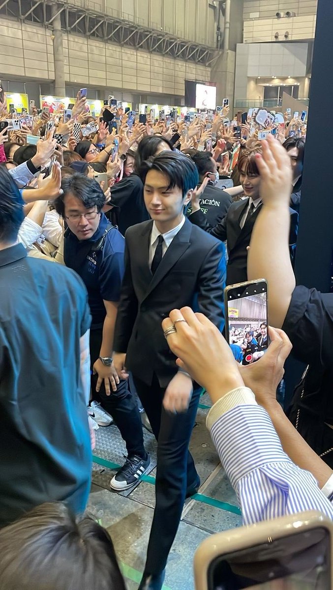 jongseongsfilm's tweet photo. why am I only seeing this JAY PHOTO now?! HE LOOKS SO GOOD https://t.co/BpetG3kFjg