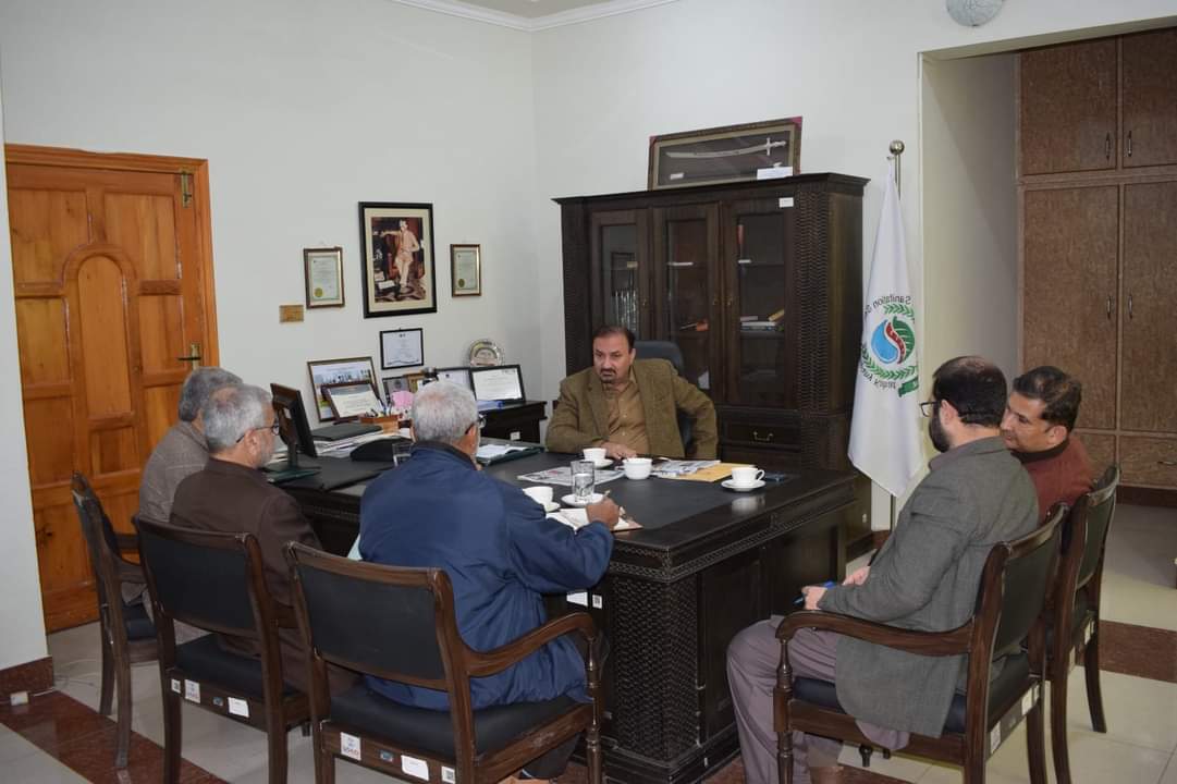 wssckohat's tweet photo. آئی آر سی بی کے انٹر نیشنل ٹریننگ اینڈ کیپسٹی بلڈنگ ایکسپرٹ محمد مونس اور نصیر احمد نے ڈبلیو ایس ایس سی کوہاٹ کے چیف ایگزیکٹو آفیسر عارف رؤف سے ملاقات کی اور ڈبلیو ایس ایس سی کوہاٹ کے سٹاف کے لئے مستقبل میں آنے والی ٹریننگز اور ان کی کیپسٹی بلڈنگ کے حوالے سے بات چیت کی۔
#KPCIP https://t.co/Bq3Uaiq8st