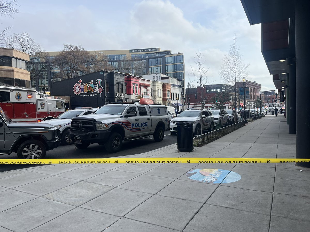 CandiceColeNews's tweet photo. Active barricade situation unfolding here at 9th and U St NW

Several streets blocked off in the area

Waiting for more info from police…

Stay w/@DCNewsNow for updates… https://t.co/q9uT8xfkM5