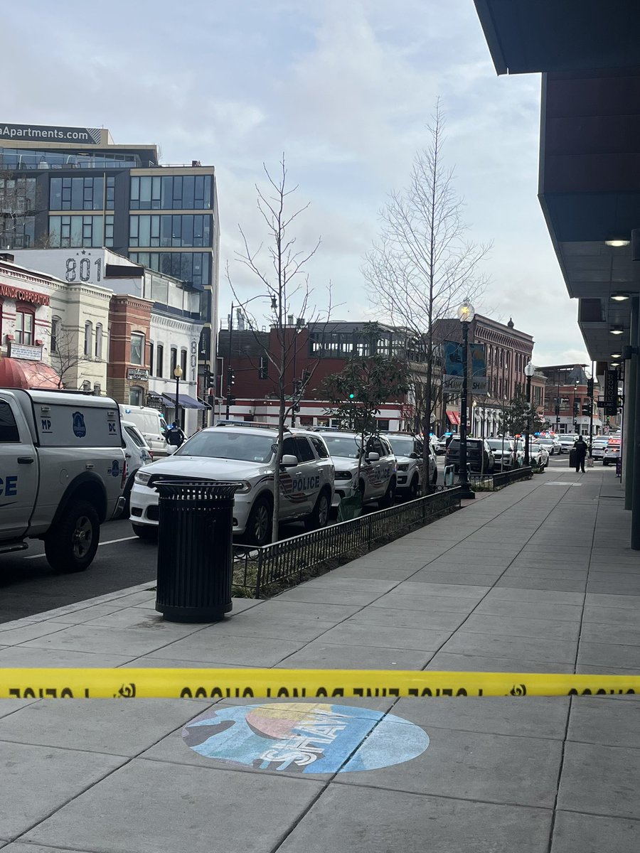 CandiceColeNews's tweet photo. Active barricade situation unfolding here at 9th and U St NW

Several streets blocked off in the area

Waiting for more info from police…

Stay w/@DCNewsNow for updates… https://t.co/q9uT8xfkM5