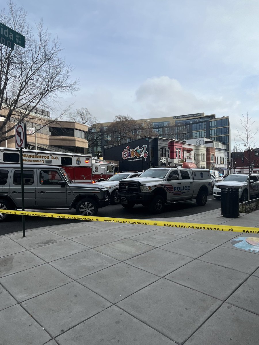 CandiceColeNews's tweet photo. Active barricade situation unfolding here at 9th and U St NW

Several streets blocked off in the area

Waiting for more info from police…

Stay w/@DCNewsNow for updates… https://t.co/q9uT8xfkM5