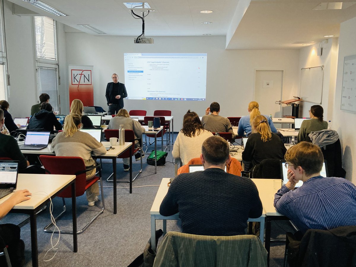 Am letzten R-Workshop-Tag bietet uns PD Dr. Daniel Seddig - Leiter unserer Methodenabteilung - Inputs zu Analysen und Strukturgleichungsmodellen mit lavaan. So gehen vier lehrreiche und produktive Tage vorbei. Vielen Dank an alle Teilnehmenden und bis zum nächsten Mal! 💻🧠