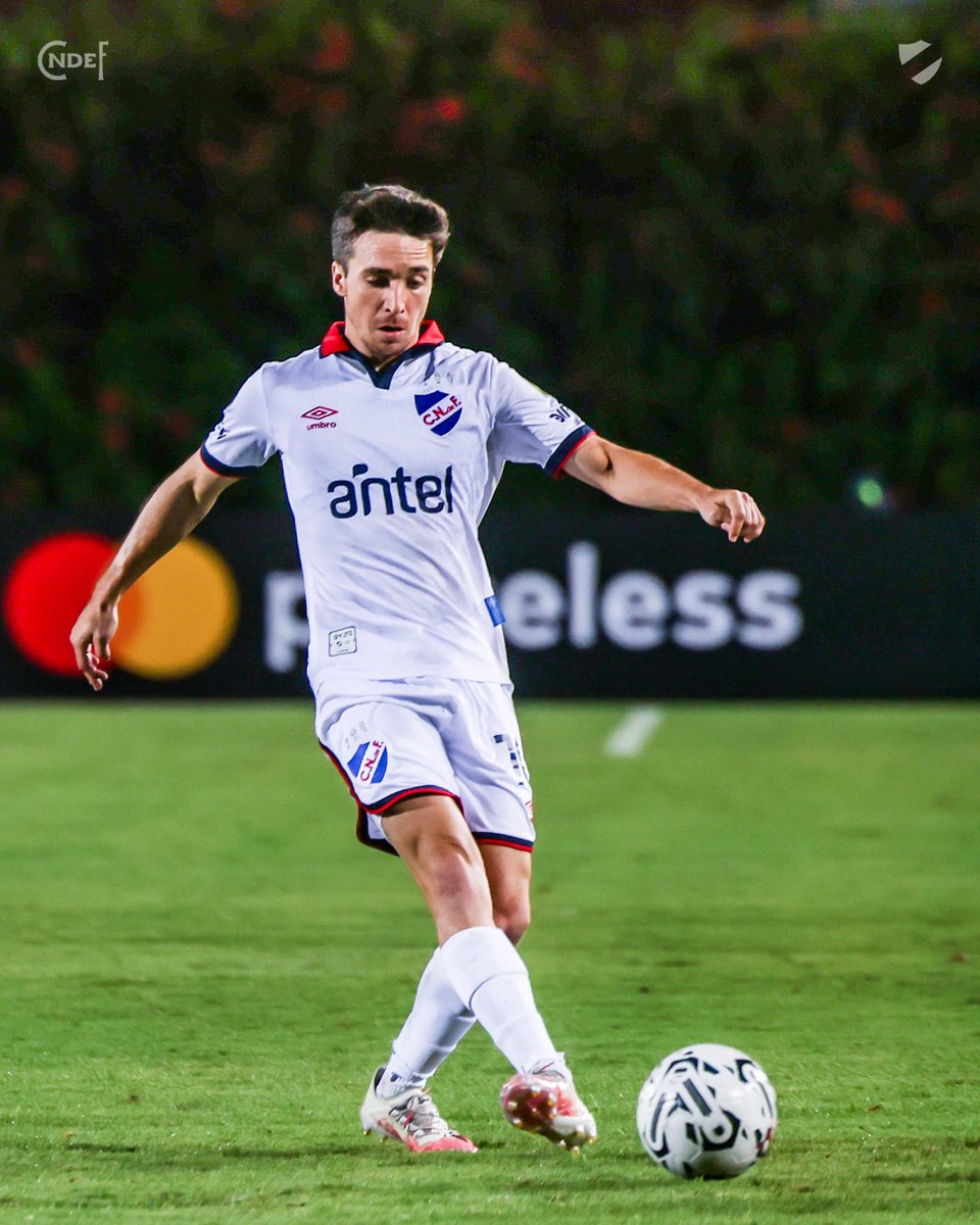 Nacional's tweet photo. 𝘌𝘭 𝘱𝘰𝘦𝘵𝘢 ➡️ 𝙀𝙡 𝙥𝙤𝙚𝙢𝙖

🎥 @Libertadores 

#ElClubGigante 🔵⚪️🔴 https://t.co/CZ8qHb2rn0