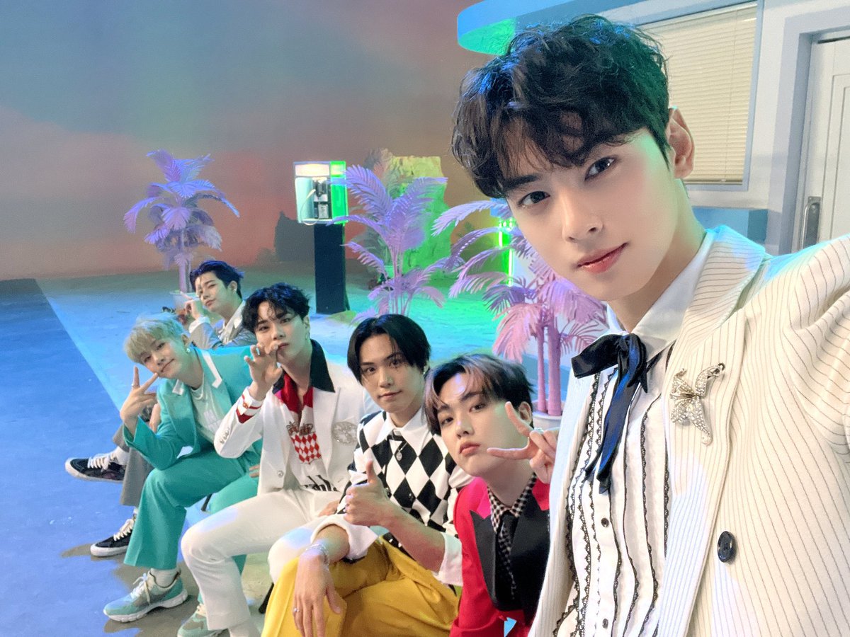 #아스트로_8주년_we_still

아스트로 8주년 축하해 💜
우리 800주년까지 함께해..🤙🏻