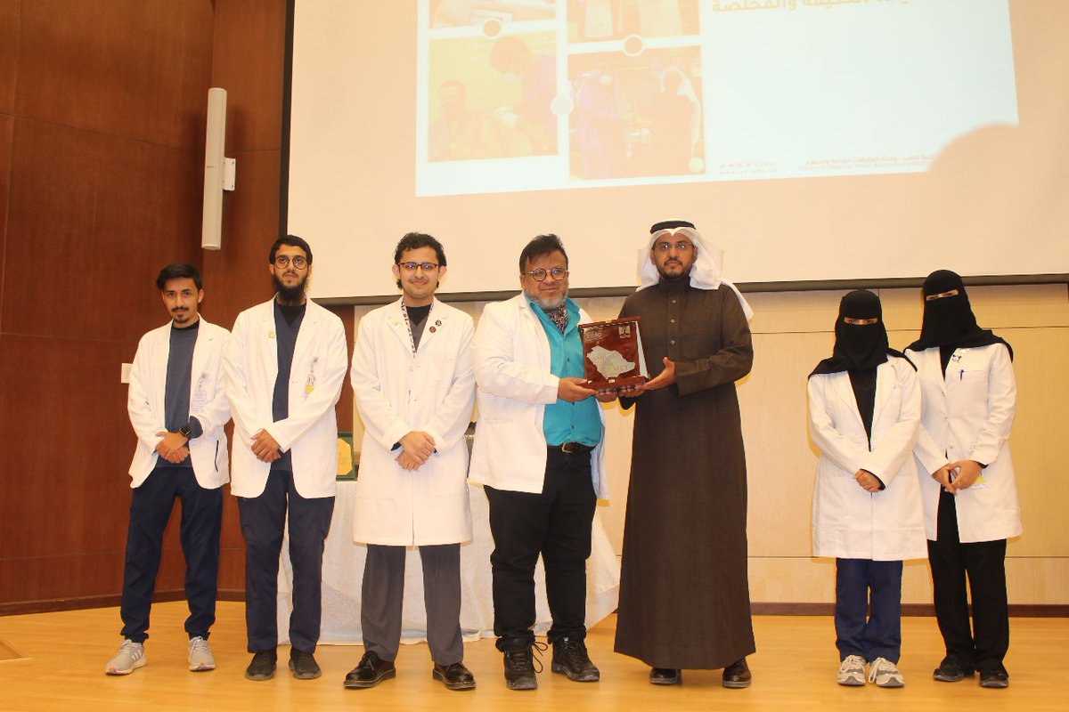 RazaSmjs's tweet image. بمشاعر الفخر و التقدير ، تتقدم المجلة الطبية الطلابية السعودية، ممثلة برئيس التحرير د تنفير  وهيئة التحرير ، بالتهنئة لسعادة العميد السابق لكلية الـطب د .مرعي العمري  ، خلال حفل نظمه سعادة عميد كلية الطب د .يزيد البلوي .