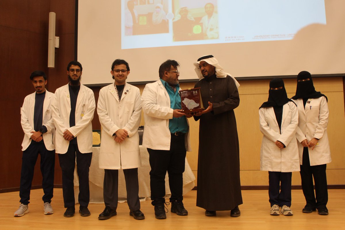 RazaSmjs's tweet image. بمشاعر الفخر و التقدير ، تتقدم المجلة الطبية الطلابية السعودية، ممثلة برئيس التحرير د تنفير  وهيئة التحرير ، بالتهنئة لسعادة العميد السابق لكلية الـطب د .مرعي العمري  ، خلال حفل نظمه سعادة عميد كلية الطب د .يزيد البلوي .