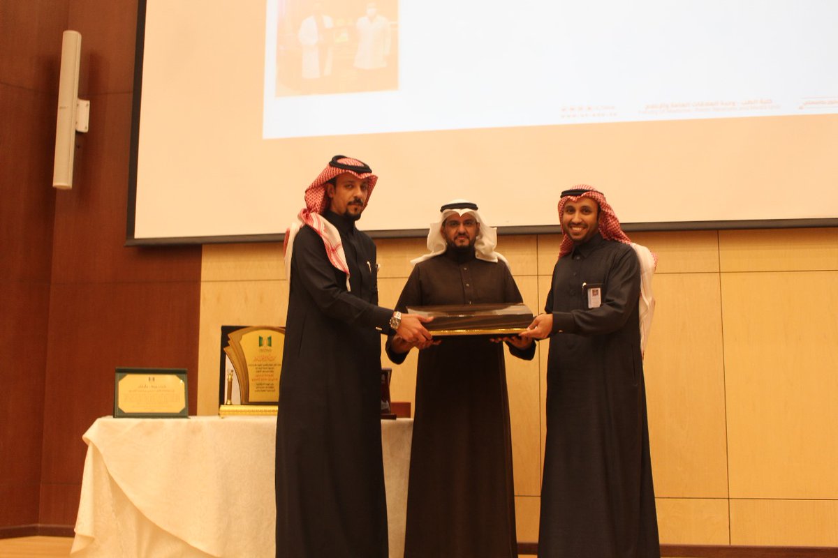 RazaSmjs's tweet image. بمشاعر الفخر و التقدير ، تتقدم المجلة الطبية الطلابية السعودية، ممثلة برئيس التحرير د تنفير  وهيئة التحرير ، بالتهنئة لسعادة العميد السابق لكلية الـطب د .مرعي العمري  ، خلال حفل نظمه سعادة عميد كلية الطب د .يزيد البلوي .