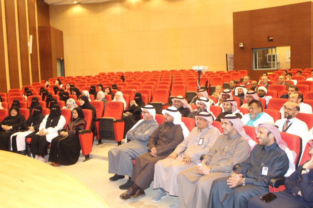 RazaSmjs's tweet image. بمشاعر الفخر و التقدير ، تتقدم المجلة الطبية الطلابية السعودية، ممثلة برئيس التحرير د تنفير  وهيئة التحرير ، بالتهنئة لسعادة العميد السابق لكلية الـطب د .مرعي العمري  ، خلال حفل نظمه سعادة عميد كلية الطب د .يزيد البلوي .