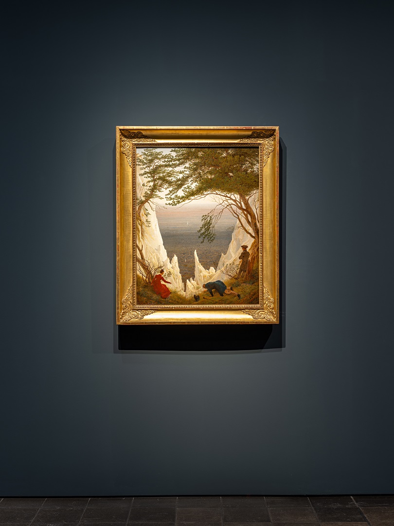 Den Betrachter*innen vor Friedrichs #Kreidefelsen auf Rügen bieten sich, wie den drei Figuren im Bild,  sehr unterschiedliche Wahrnehmungsoptionen dar: Auch sie haben die Wahl zwischen Tiefensog und Weitblick.