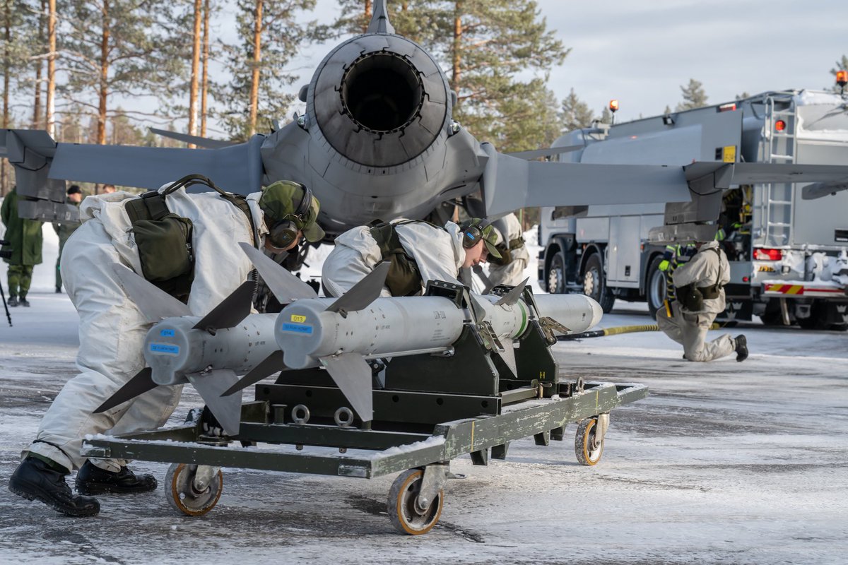 svfmf21's tweet photo. Vi har välkomnat Air Marshal Johnny Stringer, ställföreträdande chef för @NATO_AIRCOM till Norrbotten.
- Det har varit en fantastisk att se hur svenska flygvapnet har finslipat sina färdigheter och expertis när det kommer till att sprida sina förmågor, säger han. #svfm https://t.co/cogrzqULyO