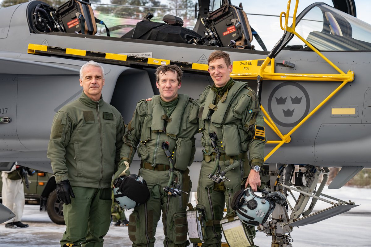 svfmf21's tweet photo. Vi har välkomnat Air Marshal Johnny Stringer, ställföreträdande chef för @NATO_AIRCOM till Norrbotten.
- Det har varit en fantastisk att se hur svenska flygvapnet har finslipat sina färdigheter och expertis när det kommer till att sprida sina förmågor, säger han. #svfm https://t.co/cogrzqULyO