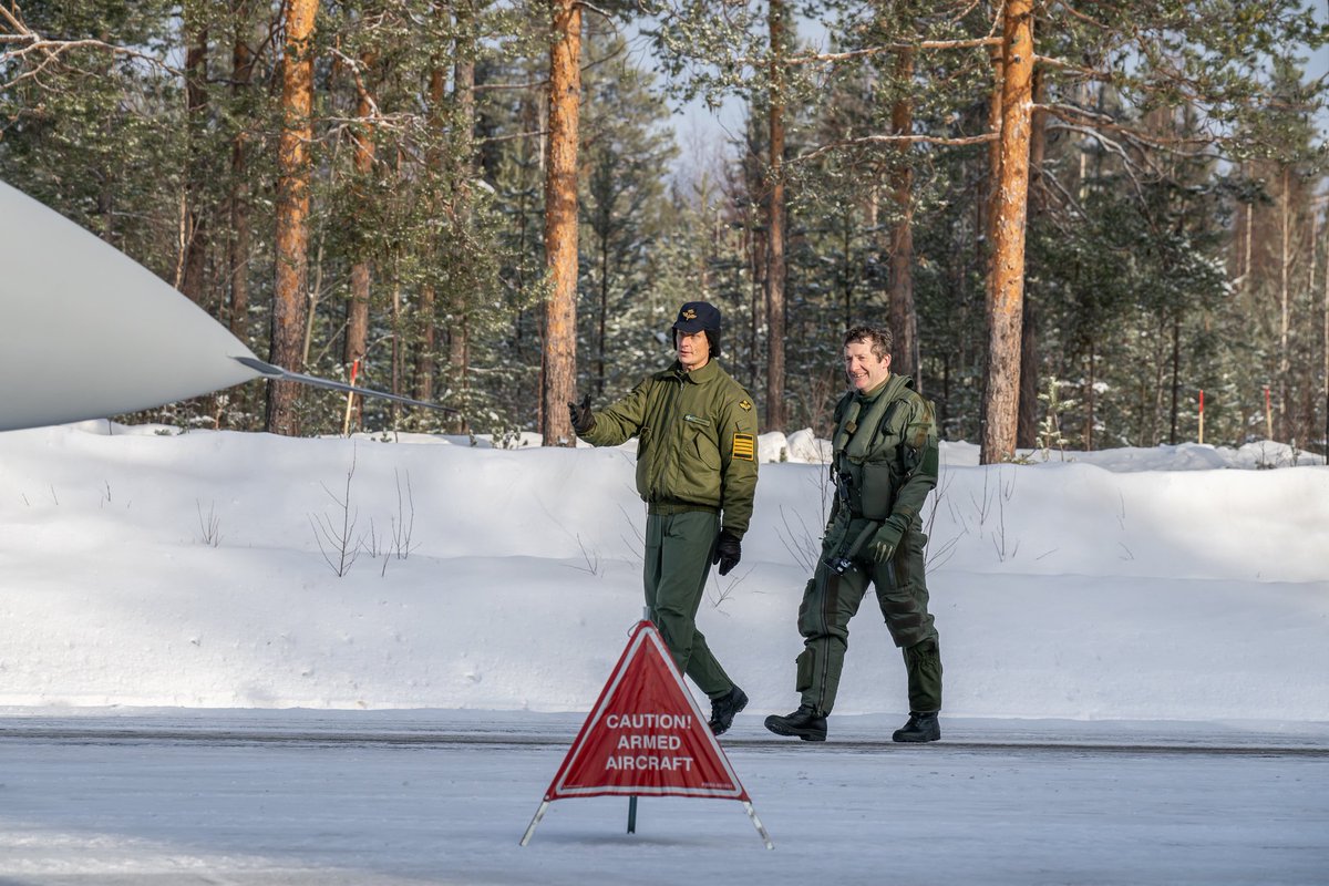 svfmf21's tweet photo. Vi har välkomnat Air Marshal Johnny Stringer, ställföreträdande chef för @NATO_AIRCOM till Norrbotten.
- Det har varit en fantastisk att se hur svenska flygvapnet har finslipat sina färdigheter och expertis när det kommer till att sprida sina förmågor, säger han. #svfm https://t.co/cogrzqULyO