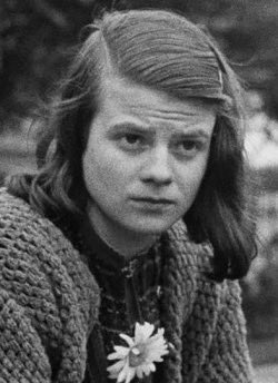 Remembering Sophie Scholl executed #OTD in 1943 along with her brother Hans Scholl & Christoph Probst for their role in opposing Hitler’s Nazis as part of the White Rose group at the University of Munich. Her bravery & those of her comrades is an inspiration #NeverAgain