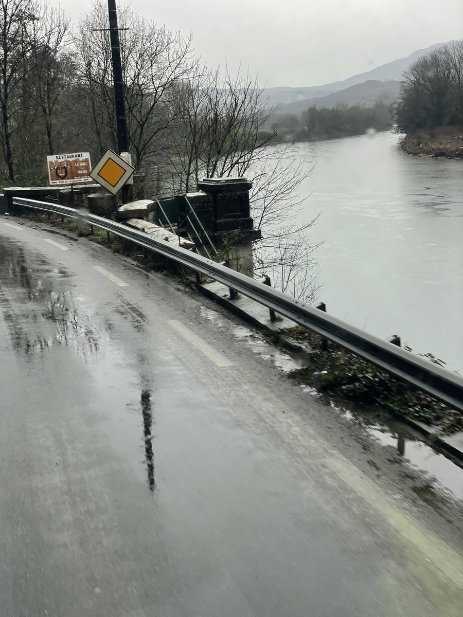 piotr_makowiec's tweet image. Szkoda ze taka pogoda była 💦💦💦a tu eldorado kolarzy jest 🚴‍♂️🚵‍♀️🚵🚵 @LeTour ☀️☀️☀️Culoz🇫🇷🇪🇺trochę było ciasno na drodze😅 #Alpy może w Marsylii 🇫🇷🇪🇺będzie cieplej ☀️☀️😎😎 #Paris2024