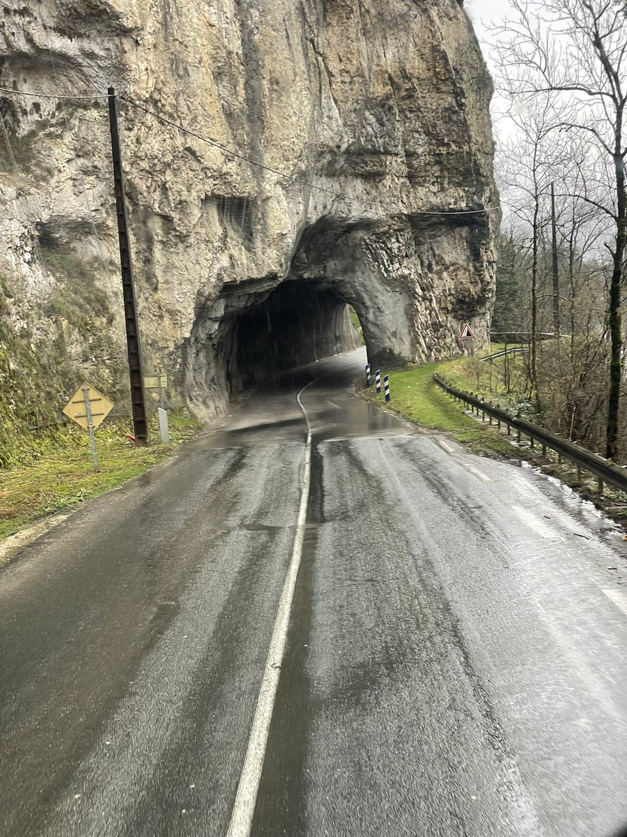 piotr_makowiec's tweet image. Szkoda ze taka pogoda była 💦💦💦a tu eldorado kolarzy jest 🚴‍♂️🚵‍♀️🚵🚵 @LeTour ☀️☀️☀️Culoz🇫🇷🇪🇺trochę było ciasno na drodze😅 #Alpy może w Marsylii 🇫🇷🇪🇺będzie cieplej ☀️☀️😎😎 #Paris2024