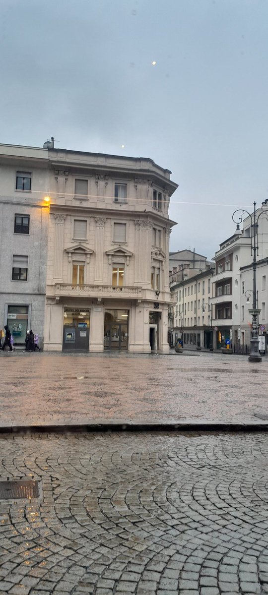 chaetleschats's tweet photo. #Aosta un una giornata super uggiosa. Ma io sono al riparo del dehors del Caffè Nazionale #griffa https://t.co/jIb7ii0StK