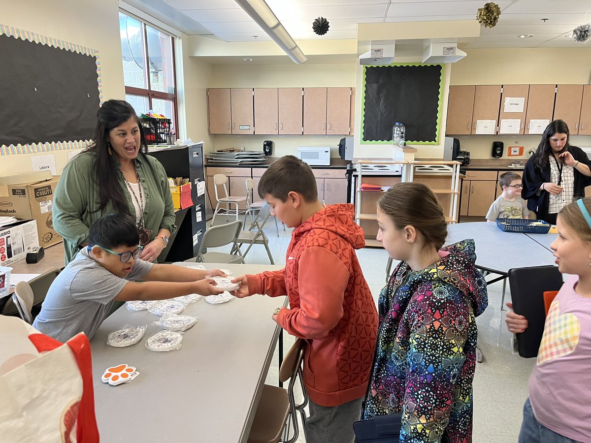 HowellMemorial's tweet image. Business was booming this morning at the Memorial Bulldog School Store! #WorkHardBeKindGoBulldogs