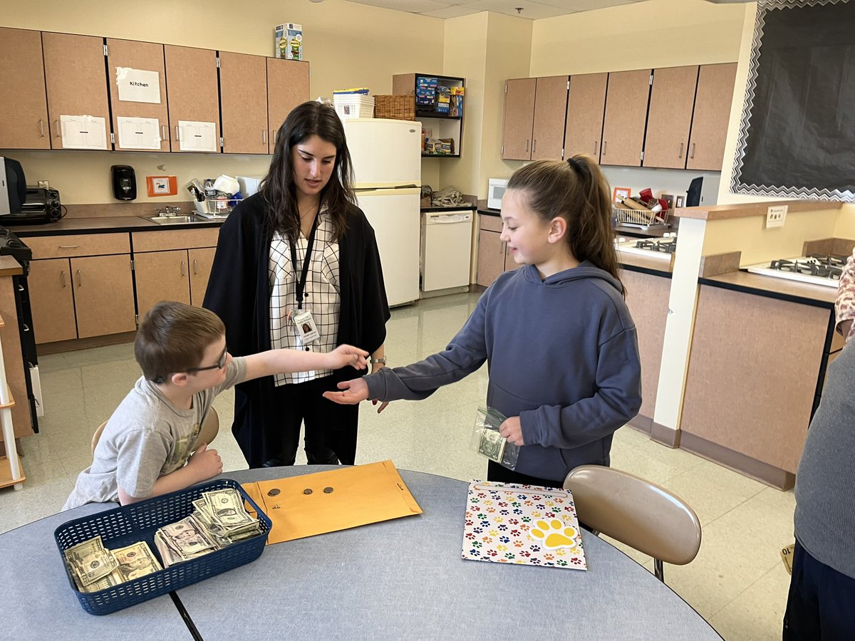 HowellMemorial's tweet image. Business was booming this morning at the Memorial Bulldog School Store! #WorkHardBeKindGoBulldogs