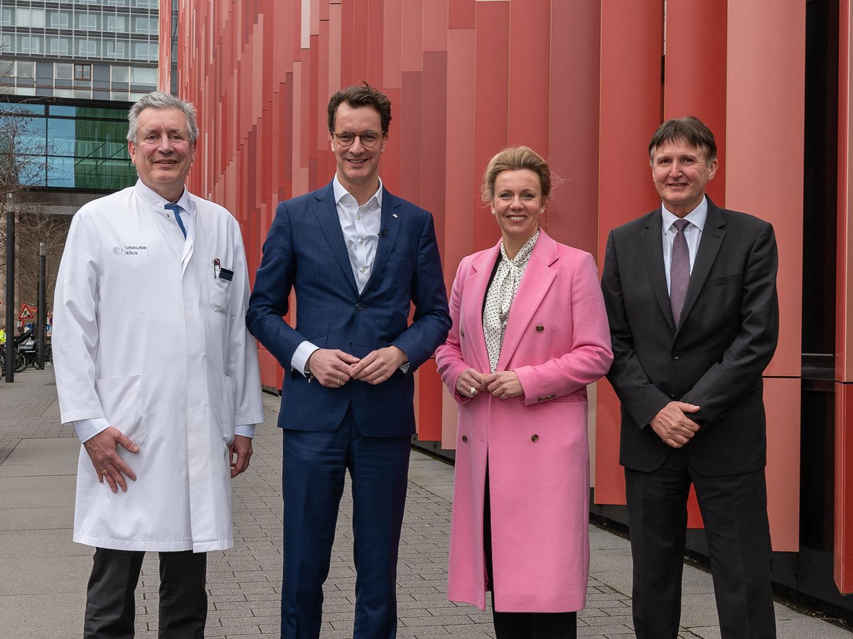 Ministerpräsident <a href="/HendrikWuest/">Hendrik Wüst</a> <a href="/landnrw/">Staatskanzlei NRW</a> und Wissenschaftsministerin Ina Brandes <a href="/MKW_NRW/">mkw.nrw</a> besuchten heute die Uniklinik Köln und informierten sich im Centrum für Integrierte #Onkologie (CIO) über innovative Krebstherapie und Krebsforschung. #CIOABCD #Krebs
uk-koeln.de/uniklinik-koel…